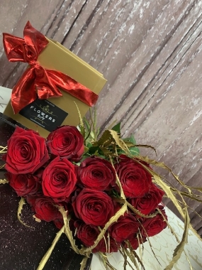 15 Red Roses & Riana Gold