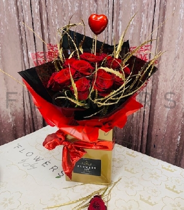 15 Red Roses & Riana Gold