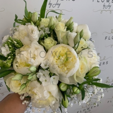 PAEONIE WHITES DOME BRIDAL BOUQUET