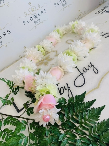 WHITE CHRYSANTHS, LIME CARNATIONS & ICE PINK ROSES (WITH CENTRAL DROP)