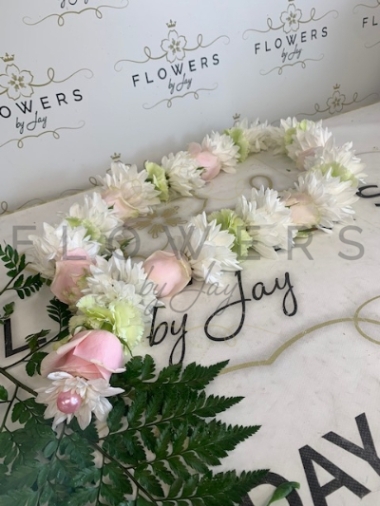 WHITE CHRYSANTHS, LIME CARNATIONS & ICE PINK ROSES (WITH CENTRAL DROP)